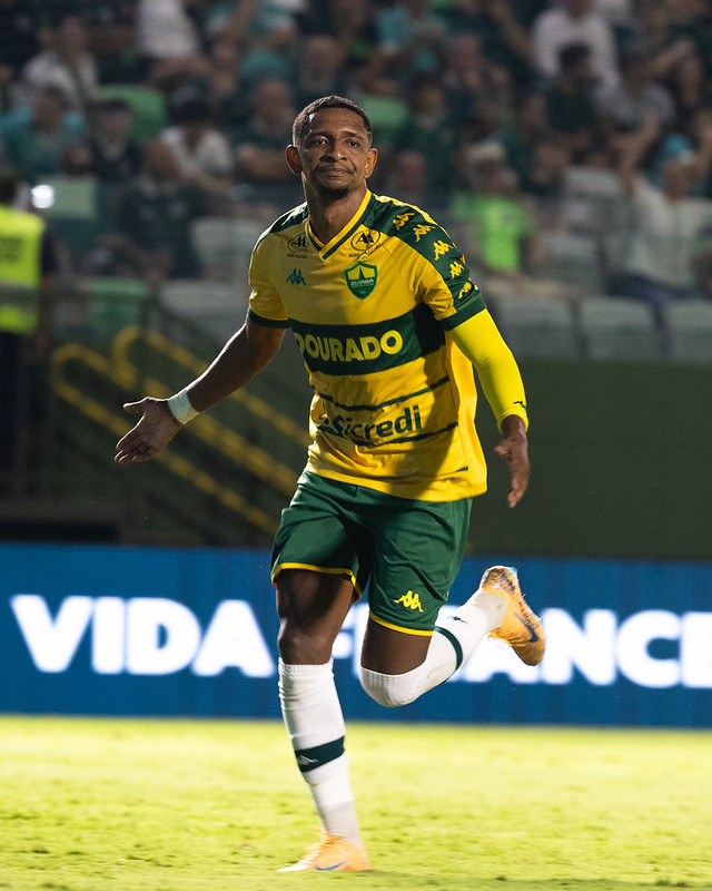 Jogador do Cuiabá comemora gol contra o Goiás na Serrinha durante vitória pela Série B 2026