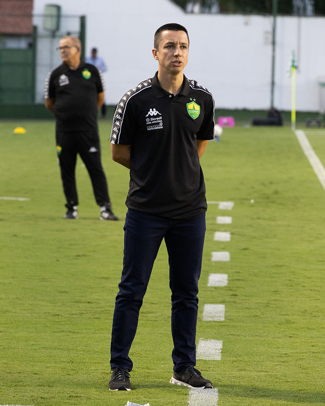 Treinador do Cuiabá observa o jogo contra o Goiás na área técnica durante partida da Série B
