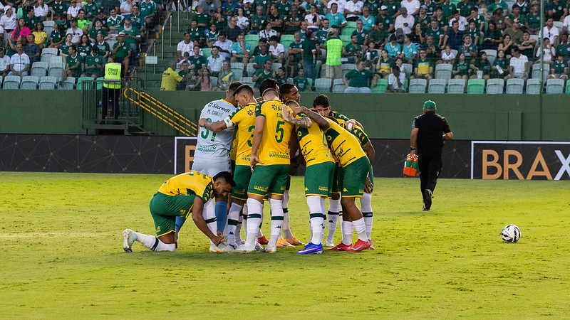 Jogadores do Cuiabá reunidos em roda antes do jogo contra o Goiás na Serrinha pela Série B