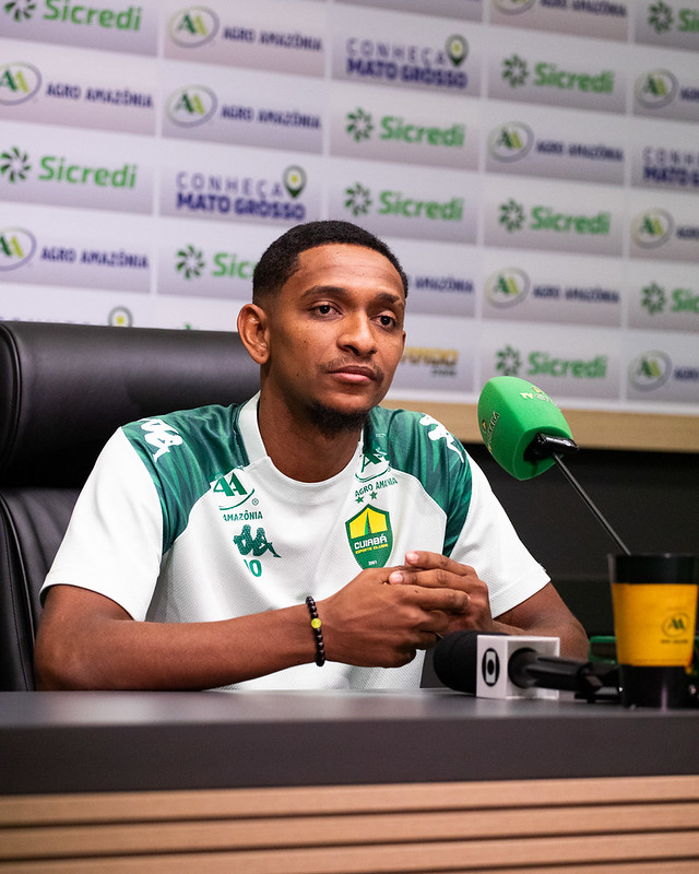 Jogador do Cuiabá concede entrevista coletiva representando o clube após partida do Brasileirão Sub-20