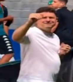 Presidente do Cuiabá faz gesto com a mão em direção à torcida, em cena de confronto após jogo marcado por polêmica.