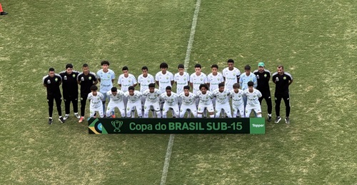 Time Sub-15 do Cuiabá Esporte Clube posado antes da partida contra o Gama pela Copa do Brasil Sub-15, com todos os jogadores e comissão técnica alinhados no campo e placa oficial da competição ao centro.