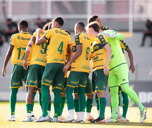 Jogadores do Cuiabá Sub-20 reunidos em campo antes da partida mostrando união da equipe no Brasileirão Sub-20