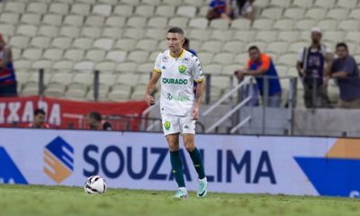 Atleta do Cuiabá controlando a bola com concentração durante jogo fora de casa contra o Fortaleza, em lance da Série B do Brasileirão.