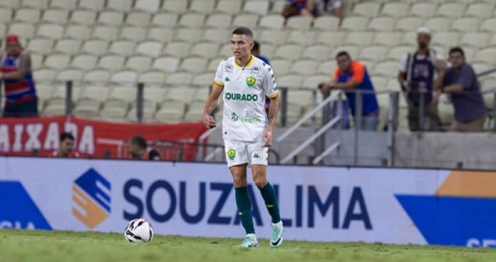 Atleta do Cuiabá controlando a bola com concentração durante jogo fora de casa contra o Fortaleza, em lance da Série B do Brasileirão.