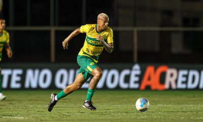 atacante Deyverson conduzindo a bola em direção ao gol com a camisa amarela do cuiaba ec.