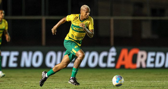 atacante Deyverson conduzindo a bola em direção ao gol com a camisa amarela do cuiaba ec.