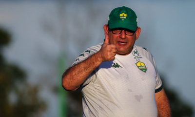 Guto ferreira na beira do campo acenando pra torcida
