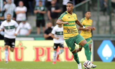 Max (Cuiabá) dribla a bola em jogo contra o Coritiba, vestindo a camisa amarela e verde.