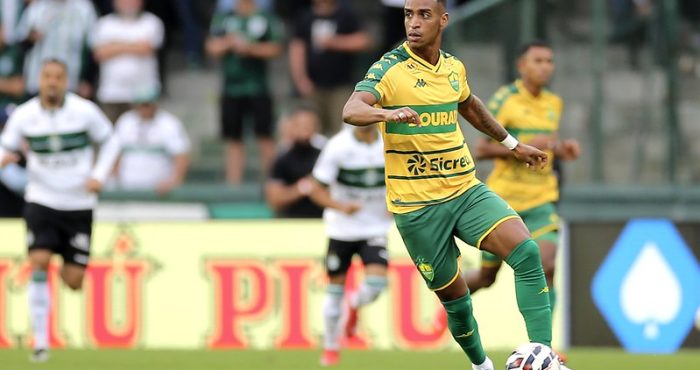 Max (Cuiabá) dribla a bola em jogo contra o Coritiba, vestindo a camisa amarela e verde.