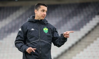 Técnico Eduardo Barros, com um agasalho preto do Cuiabá, em um estádio, gesticulando com a mão direita e apontando para frente ou para o lado, possivelmente dando instruções.
