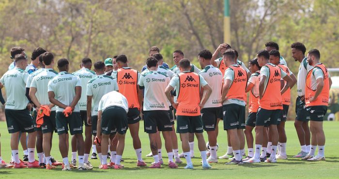 JOGADORES DO CUIABA EM CIRCULO NO MEIO DO CAMPO ANTES DO TREINO NO CT MANOEL DRESCH