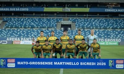 Time titular do Cuiabá Esporte Clube perfilado para foto oficial antes do jogo na Arena Pantanal pelo Campeonato Mato-grossense 2026.