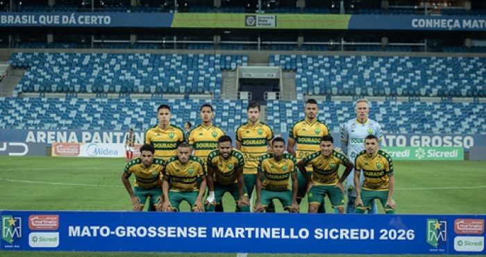 Time titular do Cuiabá Esporte Clube perfilado para foto oficial antes do jogo na Arena Pantanal pelo Campeonato Mato-grossense 2026.