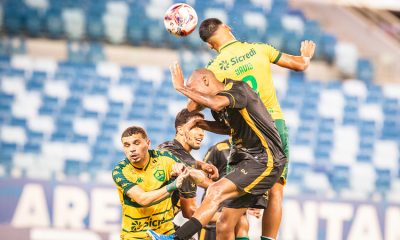 Jogadores de Cuiabá e Sport Sinop disputam bola pelo alto durante partida do Campeonato Mato-Grossense na Arena Pantanal.
