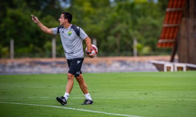 Técnico Eduardo Barros orienta jogadores do Cuiabá durante treinamento no CT Manoel Dresch antes do jogo contra o Primavera.