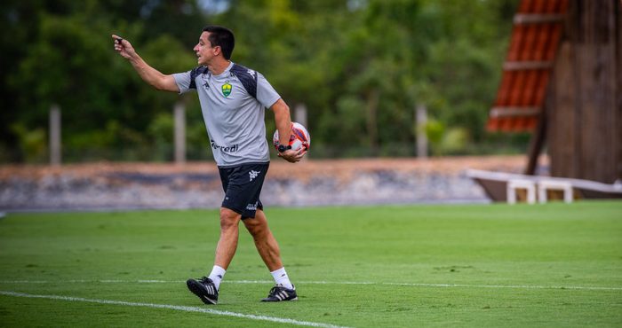 Técnico Eduardo Barros orienta jogadores do Cuiabá durante treinamento no CT Manoel Dresch antes do jogo contra o Primavera.