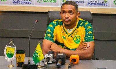 Atacante Hernandes durante coletiva de apresentação no Cuiabá Esporte Clube, vestindo a camisa auriverde na sala de imprensa.