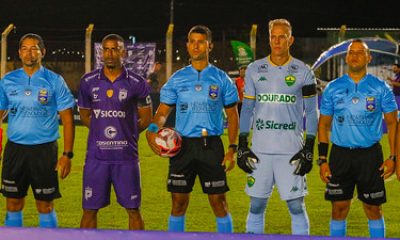 Capitães de Primavera e Cuiabá posam com a equipe de arbitragem antes do jogo no Cerradão pelo Campeonato Mato-grossense.