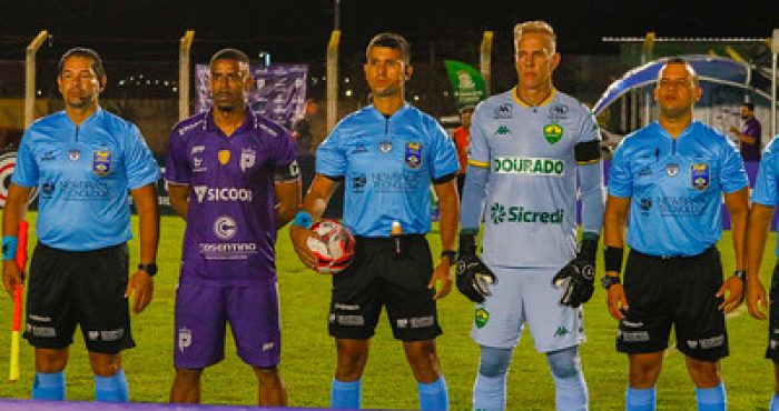 Capitães de Primavera e Cuiabá posam com a equipe de arbitragem antes do jogo no Cerradão pelo Campeonato Mato-grossense.