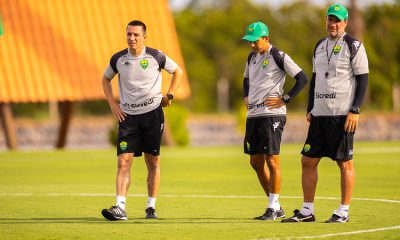 Membros da comissão técnica do Cuiabá observam o treinamento no CT Manoel Dresch, em campo aberto, durante preparação da equipe para a partida na Arena Pantanal.