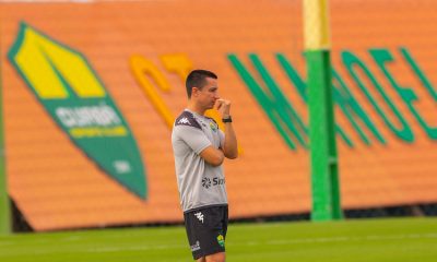 Técnico Eduardo Barros observa treino do Cuiabá no CT Manoel Dresch antes do confronto contra o Sport Sinop pelas quartas do Campeonato Mato-grossense 2026.