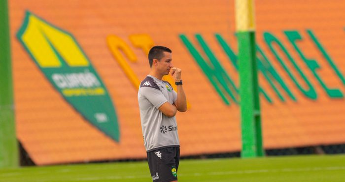 Técnico Eduardo Barros observa treino do Cuiabá no CT Manoel Dresch antes do confronto contra o Sport Sinop pelas quartas do Campeonato Mato-grossense 2026.