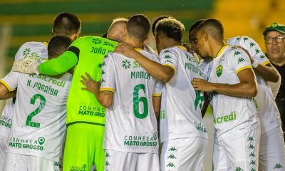 Jogadores do Cuiabá consentrados no centro do campo em circulo antes da partida pelo Campeonato Mato-Grossense 2026