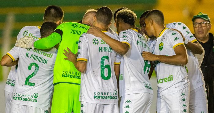 Jogadores do Cuiabá consentrados no centro do campo em circulo antes da partida pelo Campeonato Mato-Grossense 2026