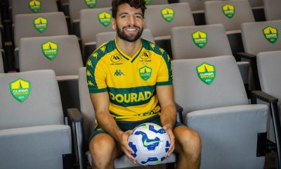 Pepê sentado na Arena Pantanal segurando a bola oficial, durante apresentação como reforço do Cuiabá para a temporada.
