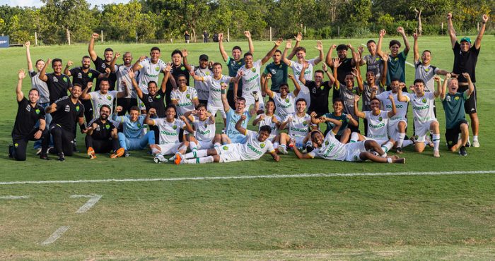Elenco do Cuiabá Sub-20 comemora vitória por 2 a 1 sobre o Bahia na estreia do Campeonato Brasileiro Sub-20 no CT Manoel Dresch.