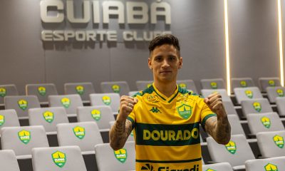 Luiz Otávio celebra com punhos cerrados na apresentação pelo Cuiabá Esporte Clube, vestindo a camisa amarela do Dourado.