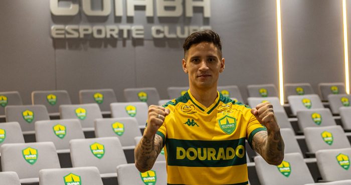 Luiz Otávio celebra com punhos cerrados na apresentação pelo Cuiabá Esporte Clube, vestindo a camisa amarela do Dourado.