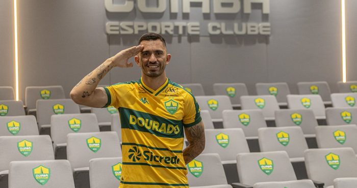 Meia Raul durante apresentação oficial no Cuiabá Esporte Clube para a sequência da temporada.