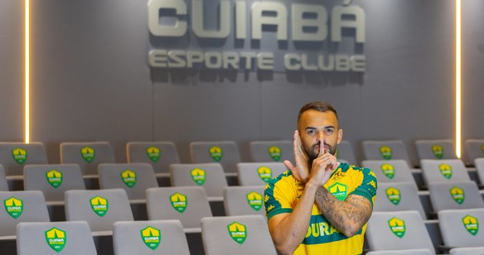 Eric Melo celebra chegada ao Cuiabá Esporte Clube após ser anunciado como reforço para a temporada.