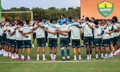 Jogadores do Cuiabá Esporte Clube reunidos em círculo durante treino, demonstrando união e preparação para estreia na Copa Centro-Oeste