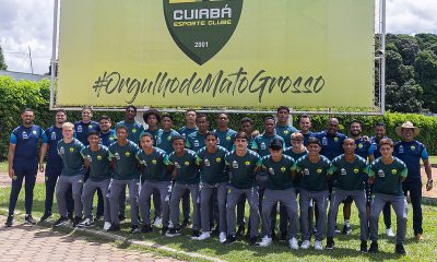 Elenco Sub-17 do Cuiabá Esporte Clube posando para foto oficial antes da disputa da coffee tournament 2026, em frente ao painel com o escudo do clube e a frase “Orgulho de Mato Grosso”