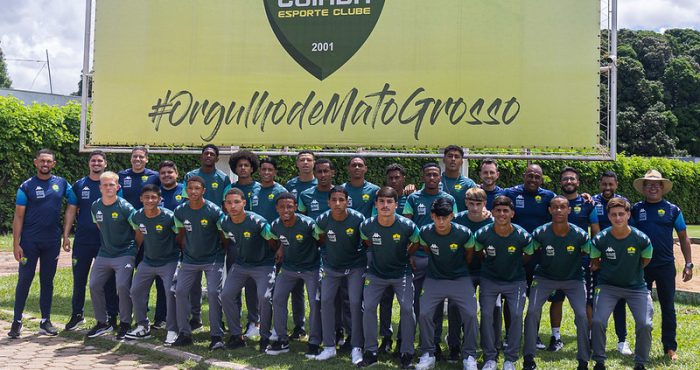 Elenco Sub-17 do Cuiabá Esporte Clube posando para foto oficial antes da disputa da coffee tournament 2026, em frente ao painel com o escudo do clube e a frase “Orgulho de Mato Grosso”