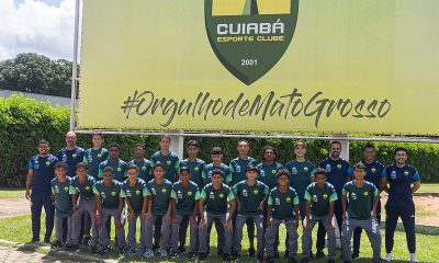 Elenco Sub-14 do Cuiabá Esporte Clube posando para foto oficial antes da disputa da Sfera Cup, em frente ao painel com o escudo do clube e a frase “Orgulho de Mato Grosso”