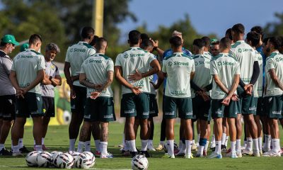 Elenco do Cuiabá reunido em treino no CT, jogadores em círculo ouvindo orientações da comissão técnica antes de confronto contra o Gama