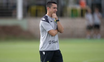 Técnico Eduardo BArros no campo observando o treino do cuiaba