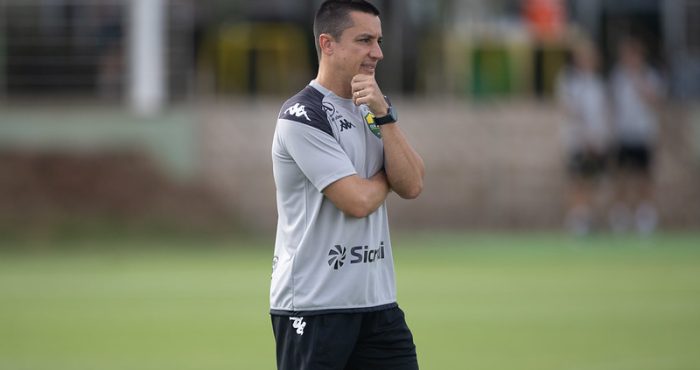 Técnico Eduardo BArros no campo observando o treino do cuiaba