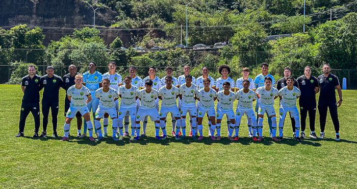 Elenco completo do Cuiabá Esporte Clube Sub-17 perfilado antes de partida da Coffee Tournament em campo oficial
