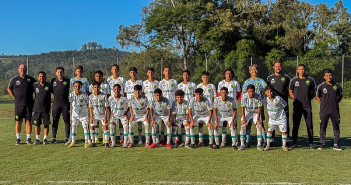 Equipe Sub-14 do Cuiabá Esporte Clube reunida antes de jogo da Sfera Cup, destacando jovens talentos da base