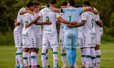 Jogadores do Cuiabá Sub-20 reunidos em roda antes da partida, mostrando união e espírito de equipe no CT Manoel Dresch.