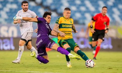 Jogador do Cuiabá disputa bola com atleta do Ceará em lance intenso durante derrota por 2 a 0 pela Série B na Arena Pantanal