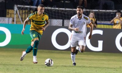 Atleta do Cuiabá EC em disputa de bola com jogador do Operário Ferroviário EC em jogo da Série B do Brasileirão