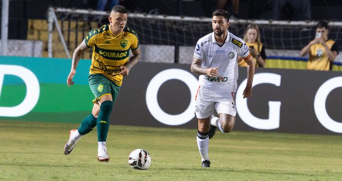 Atleta do Cuiabá EC em disputa de bola com jogador do Operário Ferroviário EC em jogo da Série B do Brasileirão