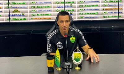 Técnico do Cuiabá EC concedendo entrevista coletiva após empate contra o Operário pela Série B