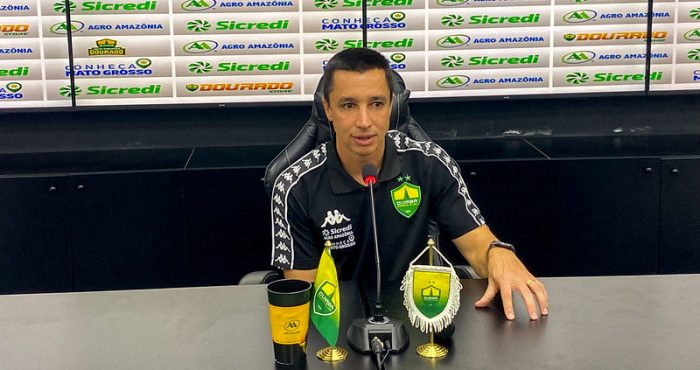 Técnico do Cuiabá EC concedendo entrevista coletiva após empate contra o Operário pela Série B